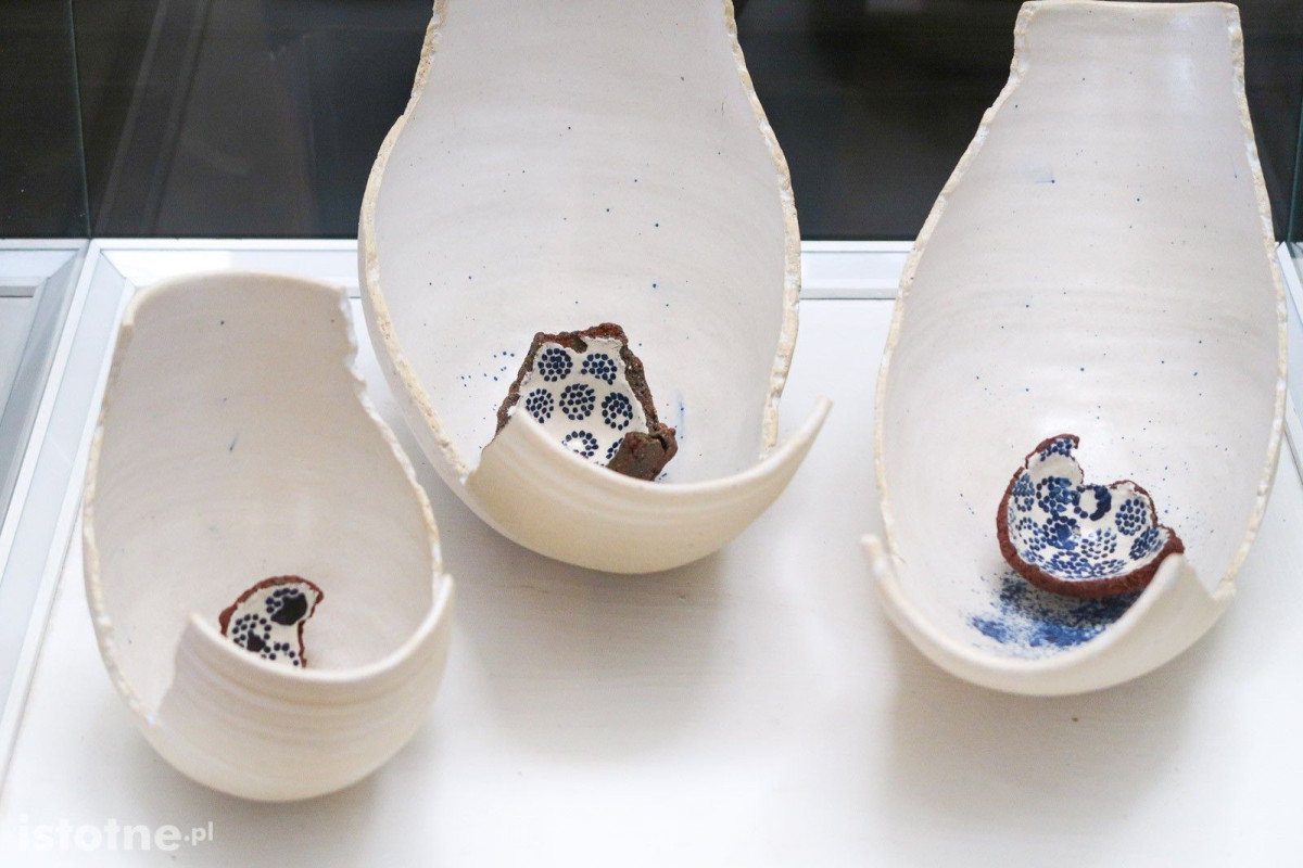 Prace ceramiczne artystów 55 Pleneru Ceramiczno-Rzeźbiarskiego