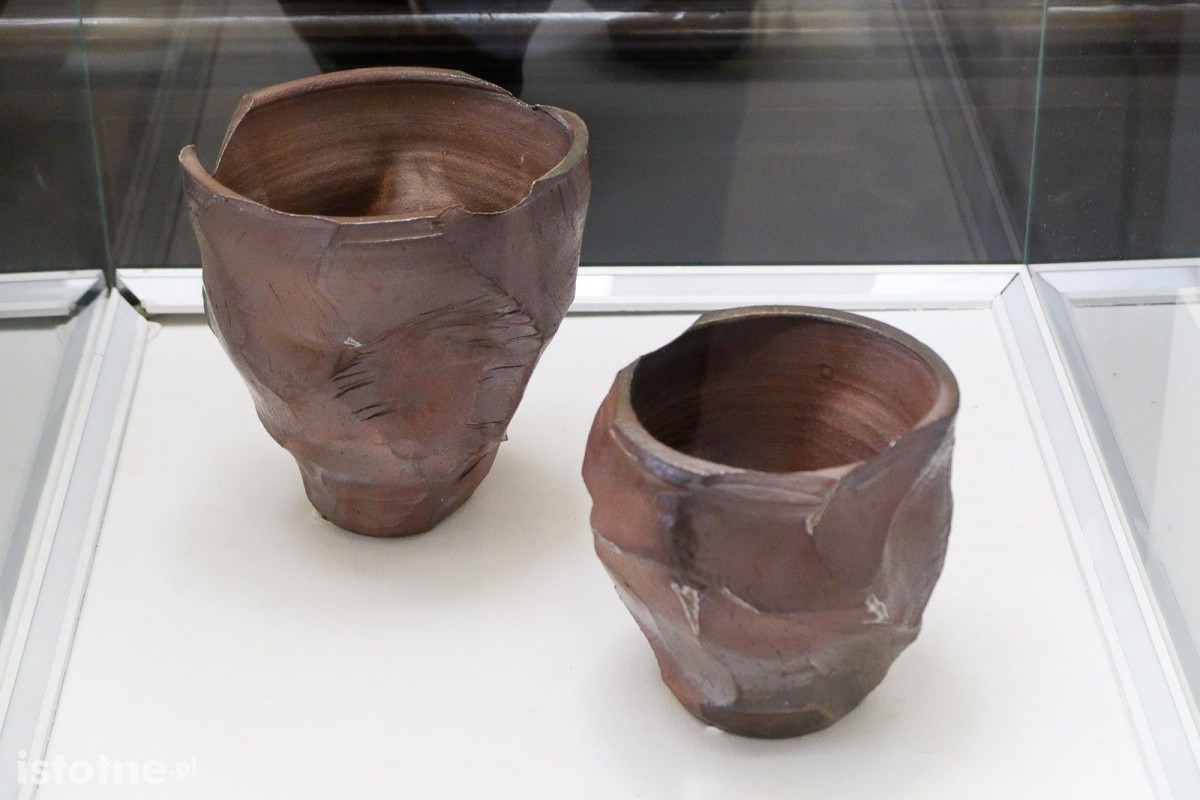 Prace ceramiczne artystów 55 Pleneru Ceramiczno-Rzeźbiarskiego