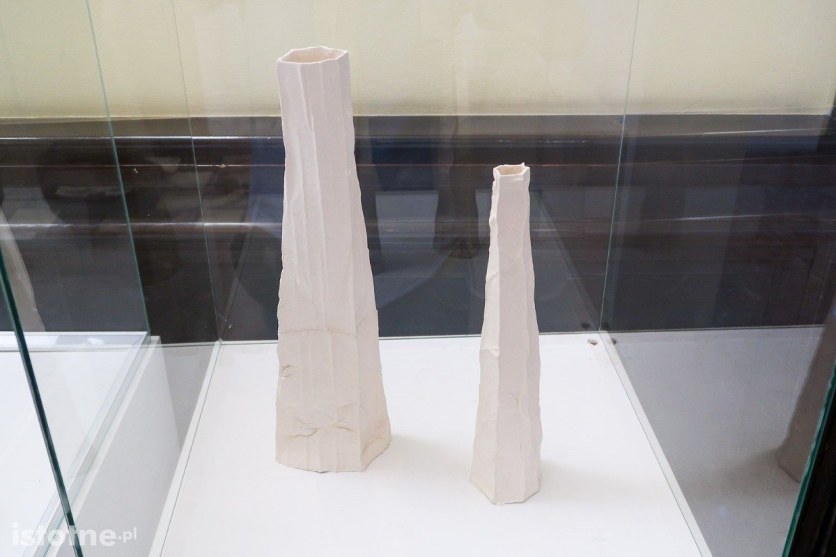 Prace ceramiczne artystów 55 Pleneru Ceramiczno-Rzeźbiarskiego