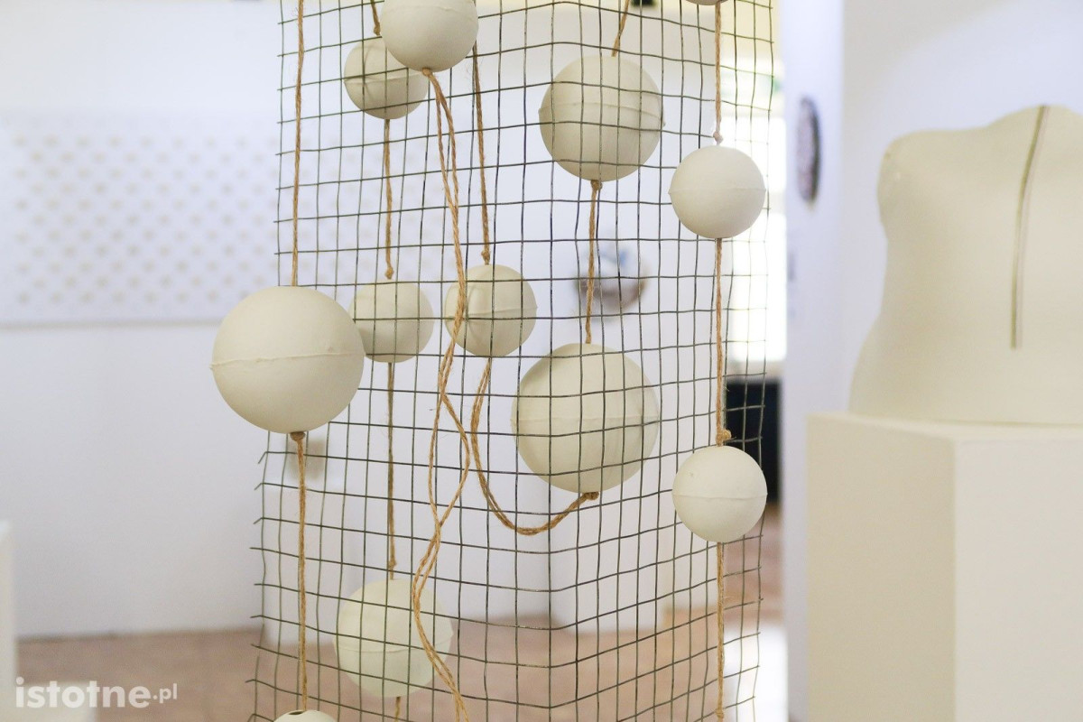 Prace ceramiczne artystów 55 Pleneru Ceramiczno-Rzeźbiarskiego