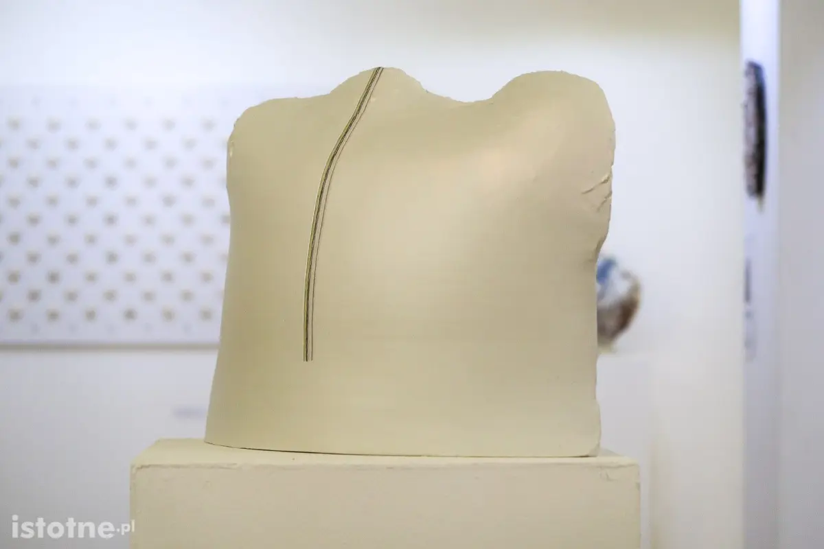 Prace ceramiczne artystów 55 Pleneru Ceramiczno-Rzeźbiarskiego