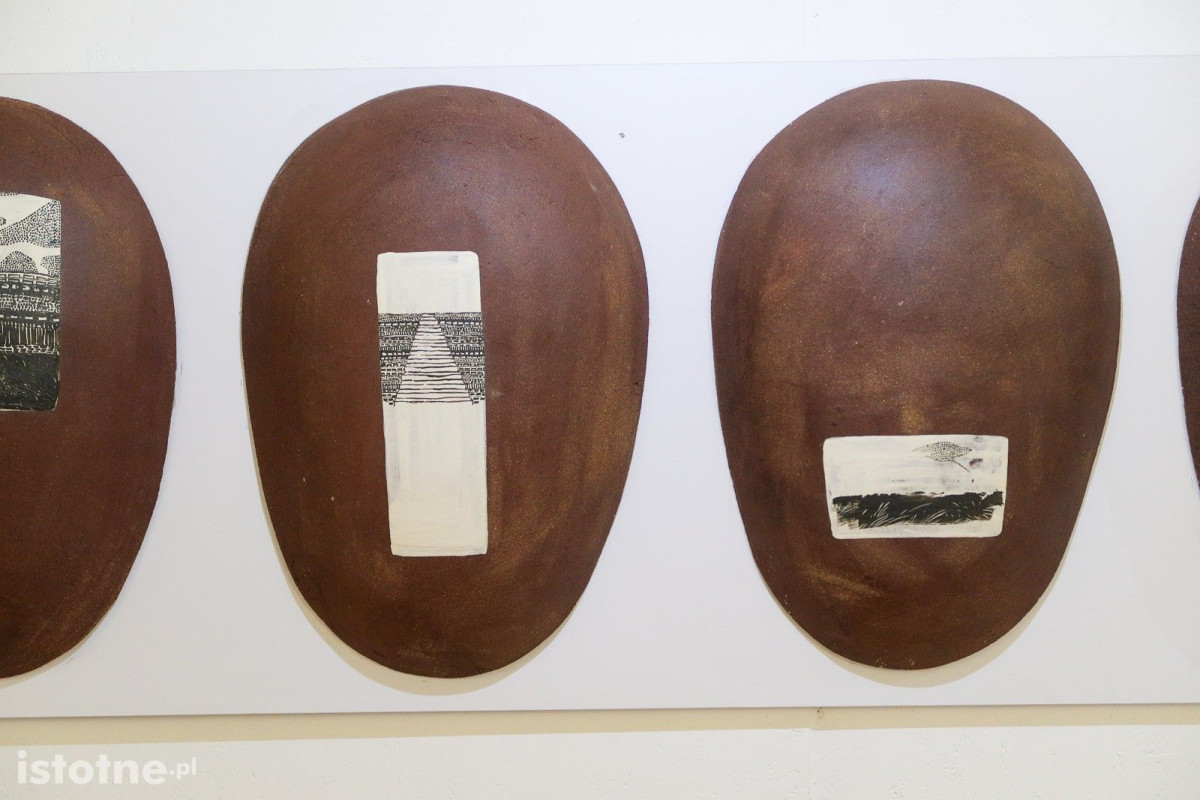 Prace ceramiczne artystów 55 Pleneru Ceramiczno-Rzeźbiarskiego