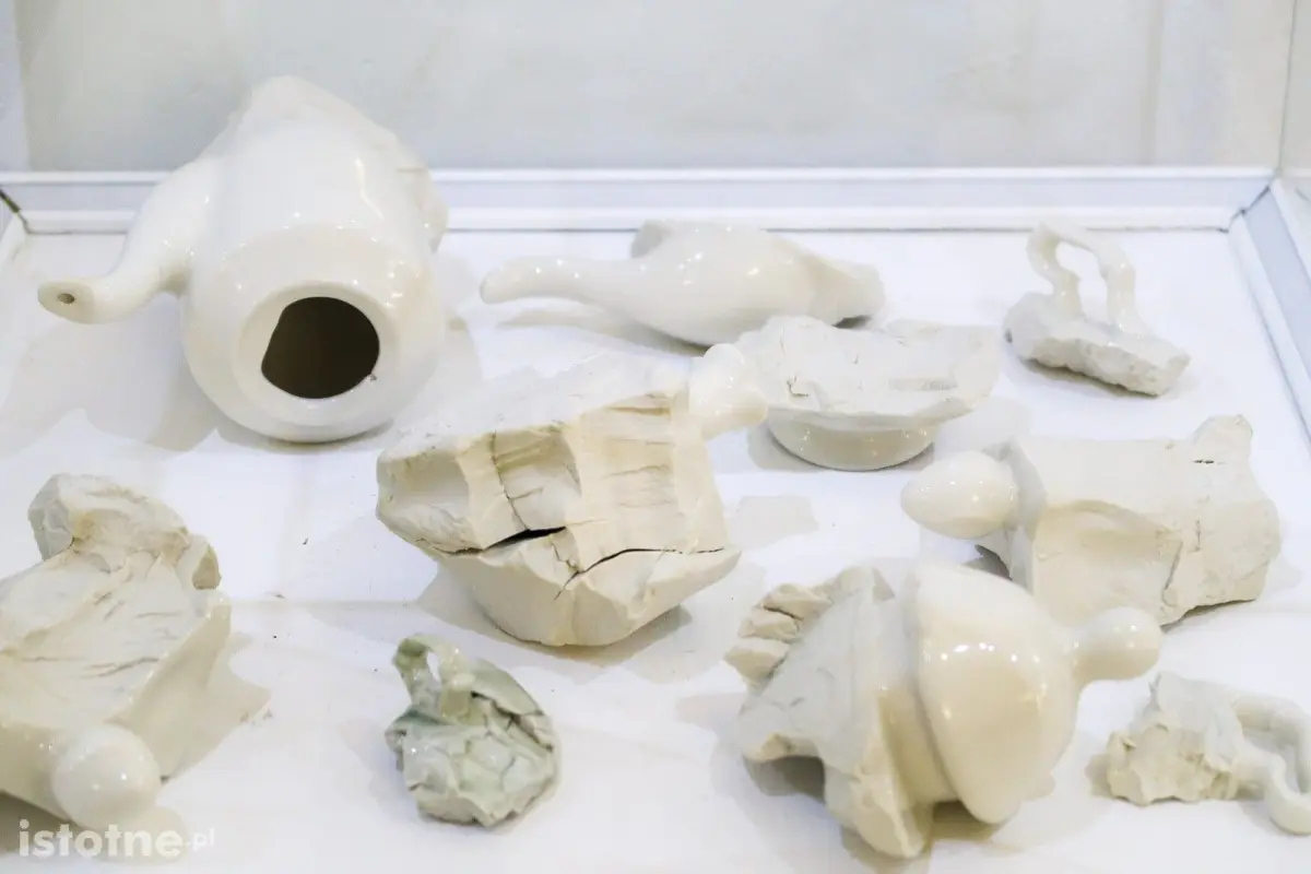 Prace ceramiczne artystów 55 Pleneru Ceramiczno-Rzeźbiarskiego