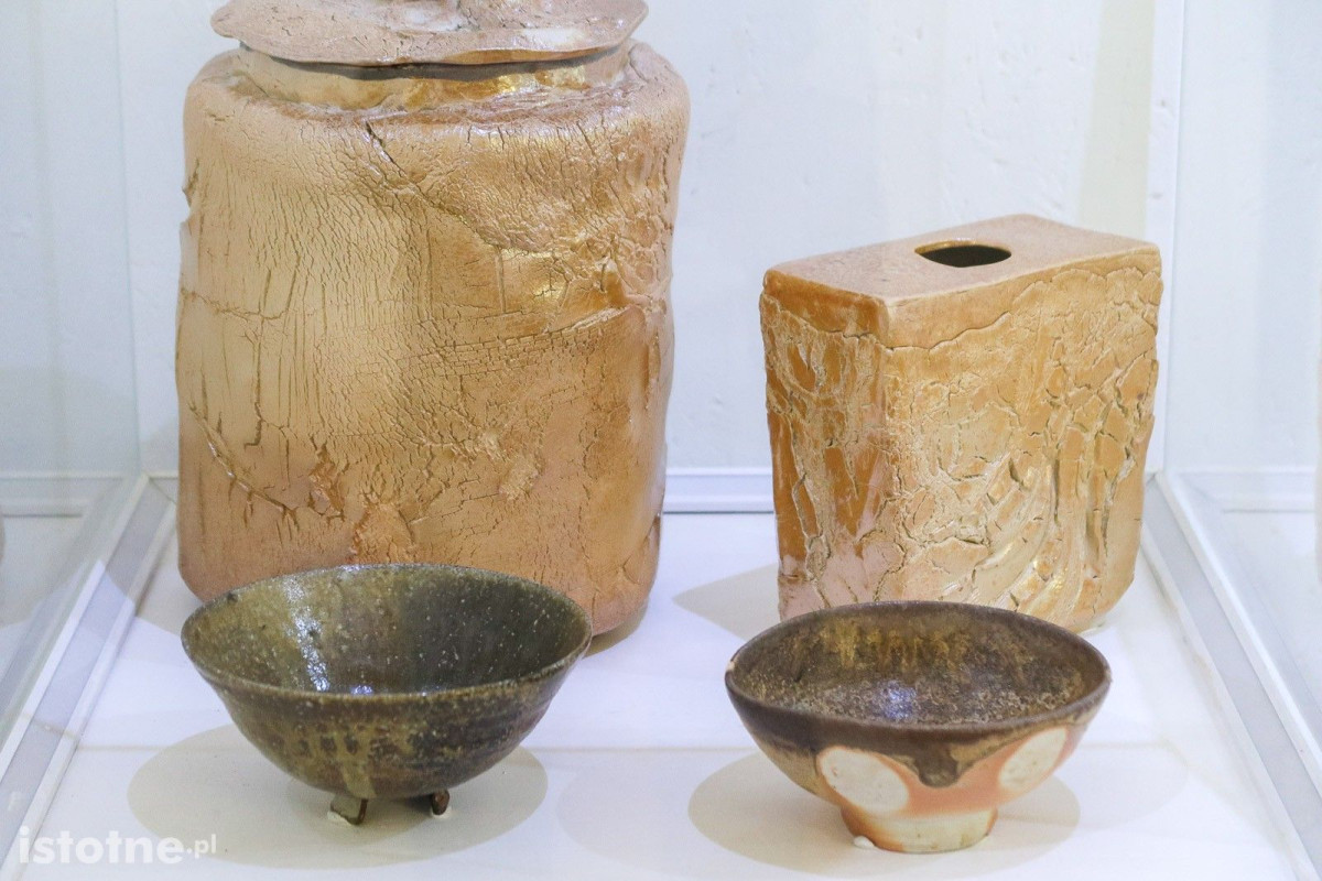 Prace ceramiczne artystów 55 Pleneru Ceramiczno-Rzeźbiarskiego