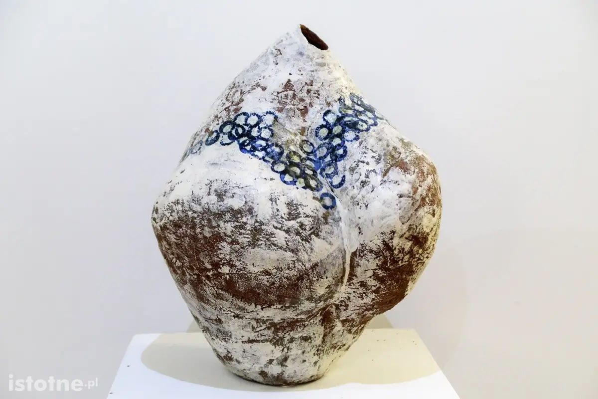 Prace ceramiczne artystów 55 Pleneru Ceramiczno-Rzeźbiarskiego