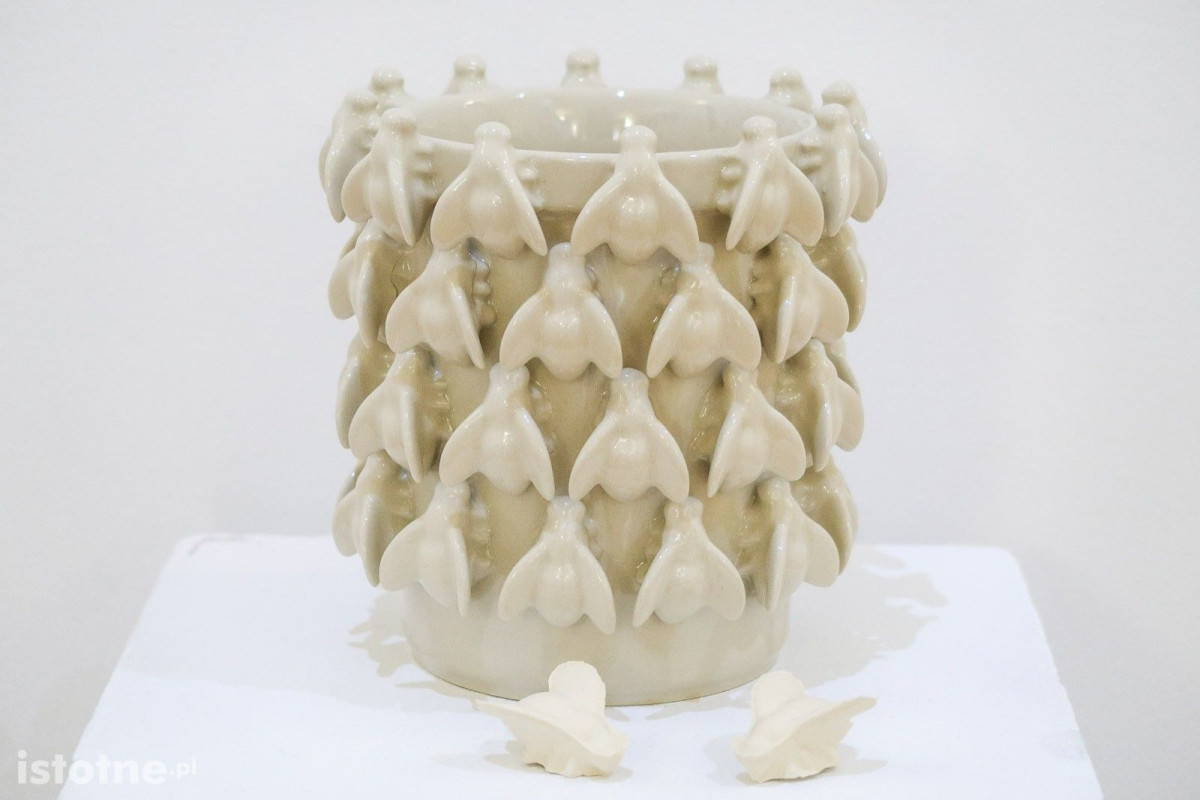 Prace ceramiczne artystów 55 Pleneru Ceramiczno-Rzeźbiarskiego