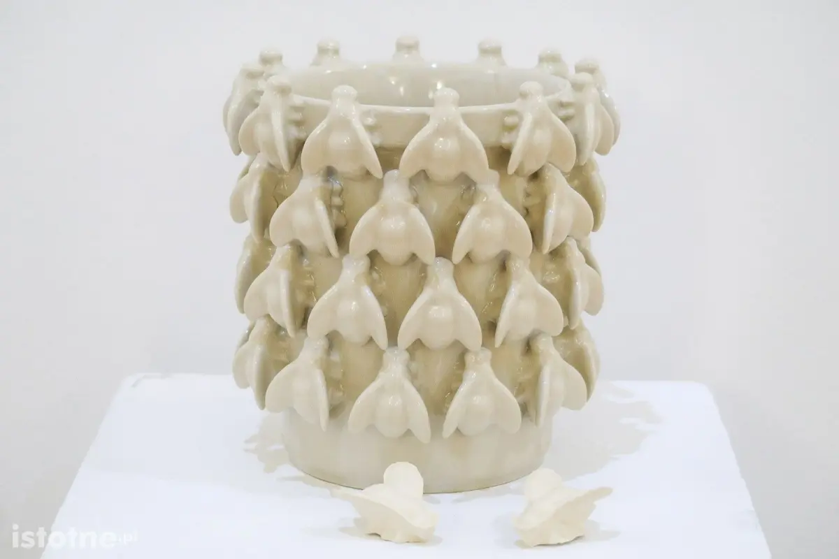 Prace ceramiczne artystów 55 Pleneru Ceramiczno-Rzeźbiarskiego