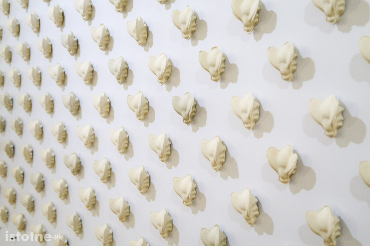 Prace ceramiczne artystów 55 Pleneru Ceramiczno-Rzeźbiarskiego