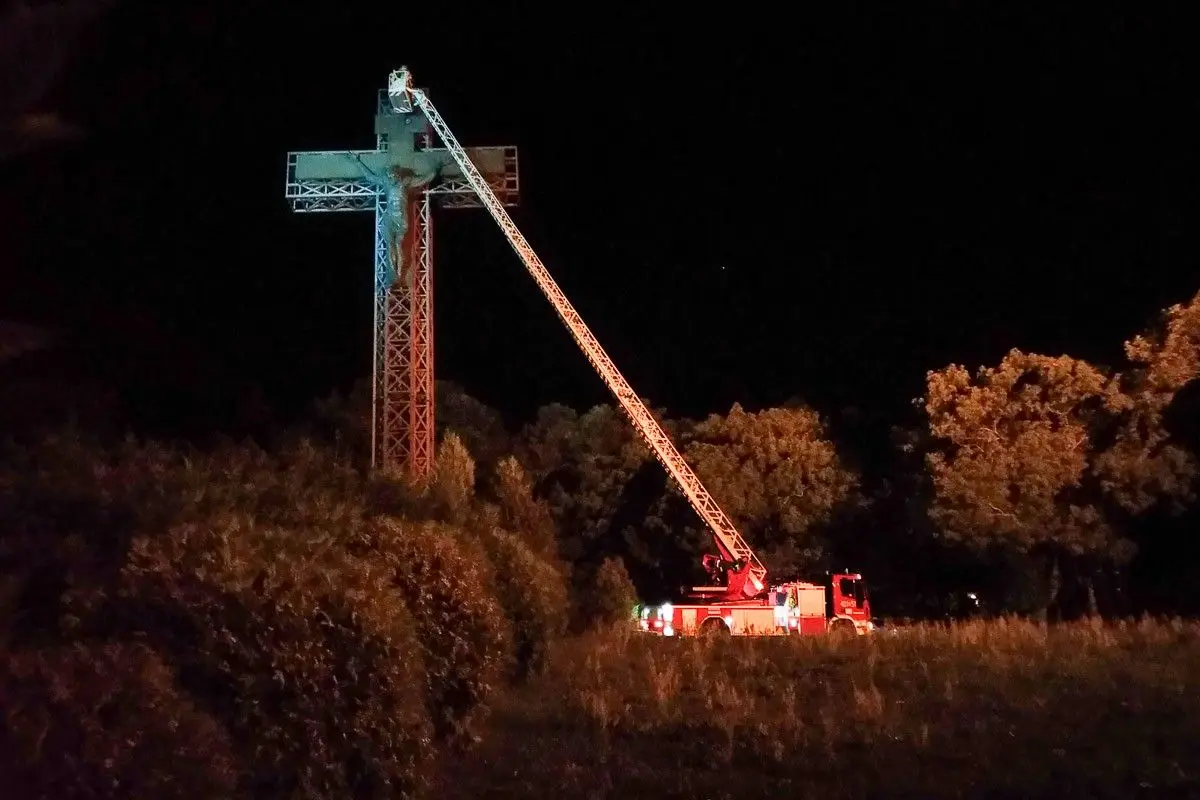 Akcja straży pożarnej przy krzyżu milenijnym