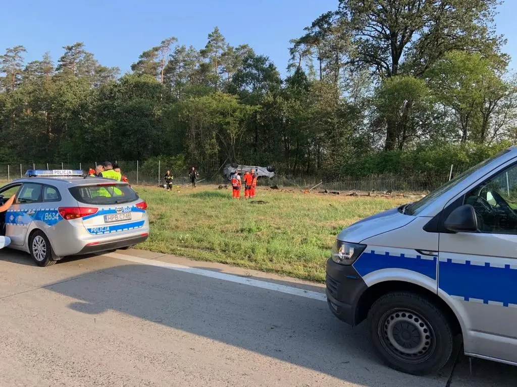 Bus wypadł z jedni i dachował