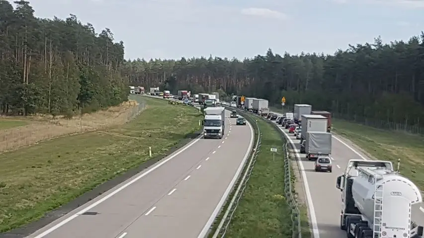 Zderzenie osobówki z ciężarówką na A4.
