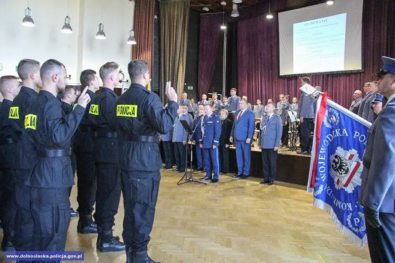 Нові поліцейські склали присягу. Двоє з них служитимуть у Болеславці