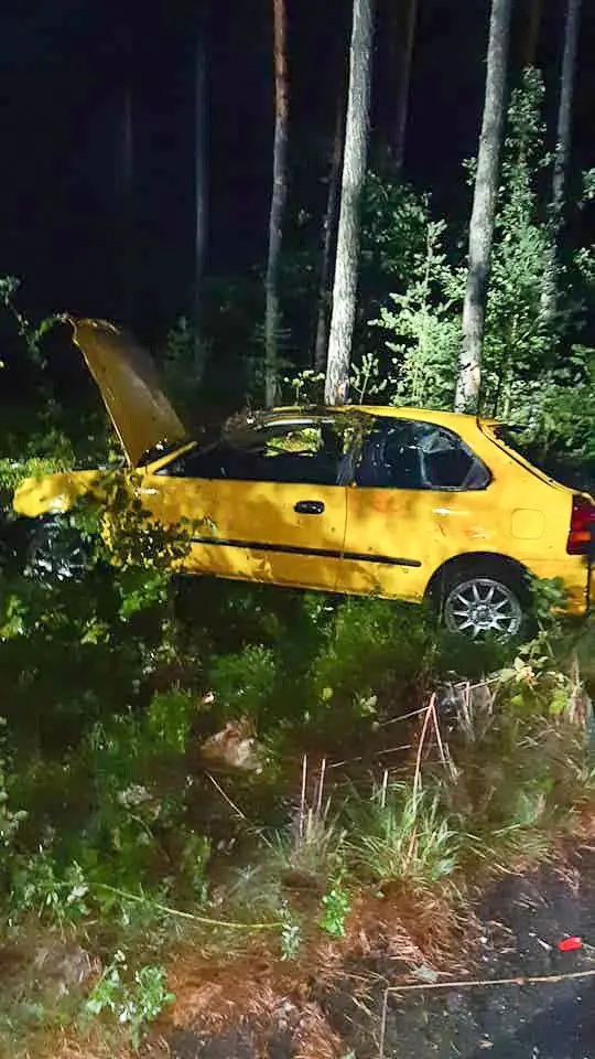 Wypadek pod Gromadką. Auto dachowało, dwie osoby ranne