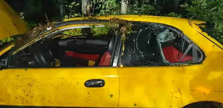 Wypadek pod Gromadką. Auto dachowało, dwie osoby ranne