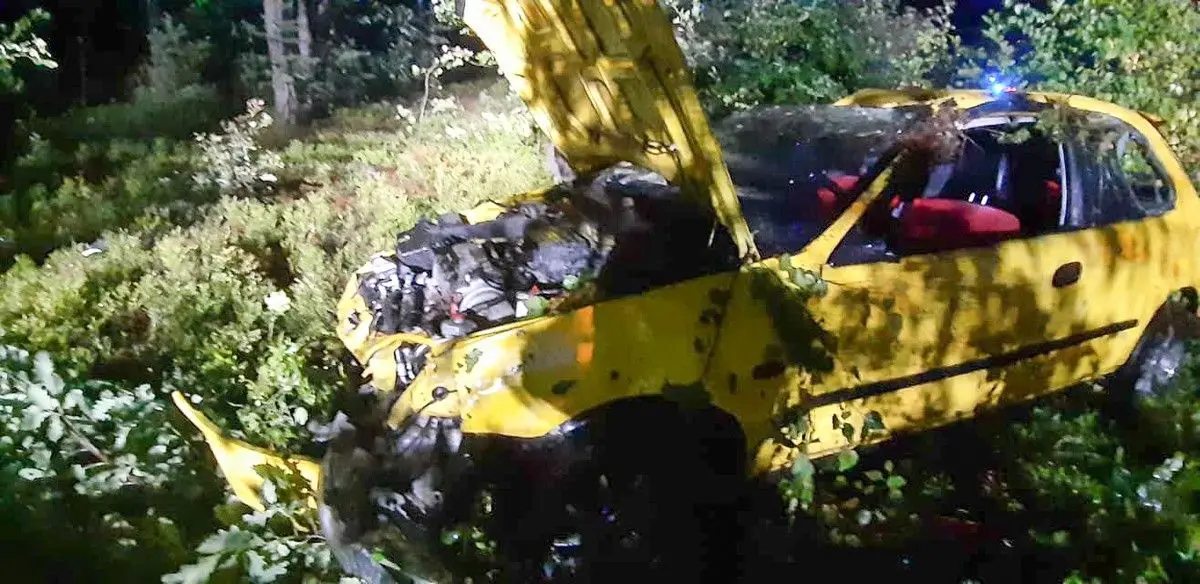 Wypadek pod Gromadką. Auto dachowało, dwie osoby ranne