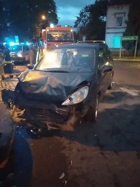 Аварія на вул. Widok, двоє людей постраждали. Водій утік із місця події