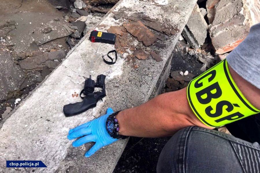 Plantacja marychy w… pieczarkarni. Narkotyki warte ponad 6 mln zł przechwycone. Zatrzymany mężczyzna miał broń