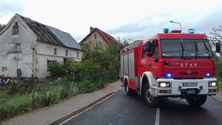 Zerwany dach z budynku przy ul. Zabobrze w Bolesławcu