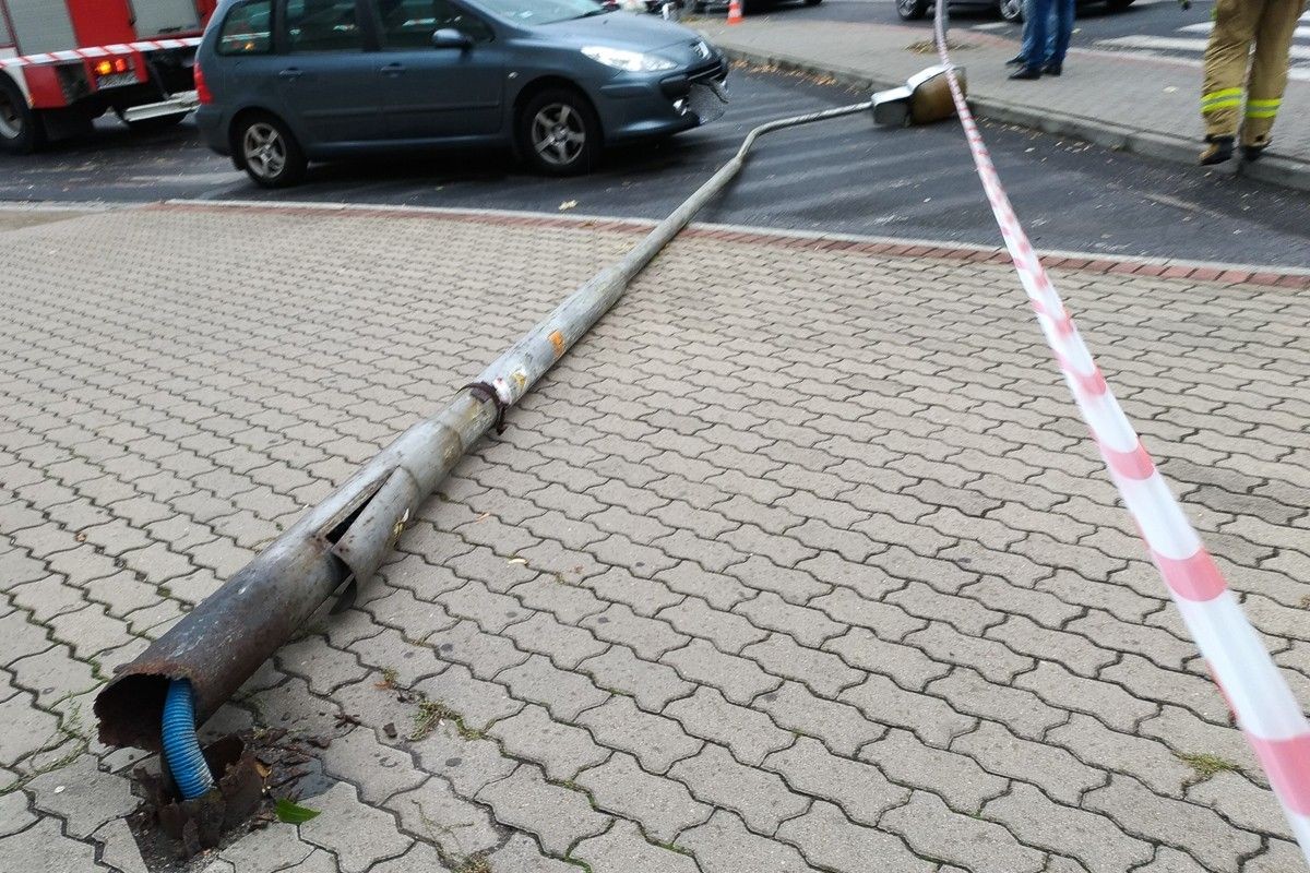 Wichura w Bolesławcu: latarnia spadła na auto