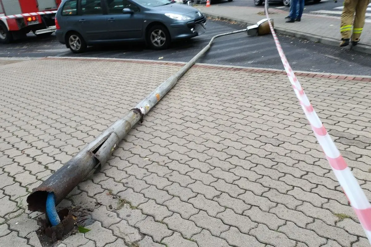 Wichura w Bolesławcu: latarnia spadła na auto