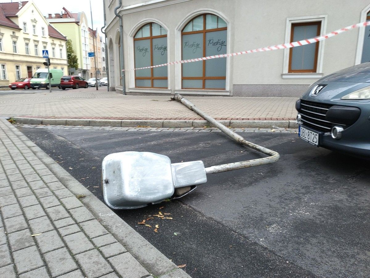 Wichura w Bolesławcu: latarnia spadła na auto