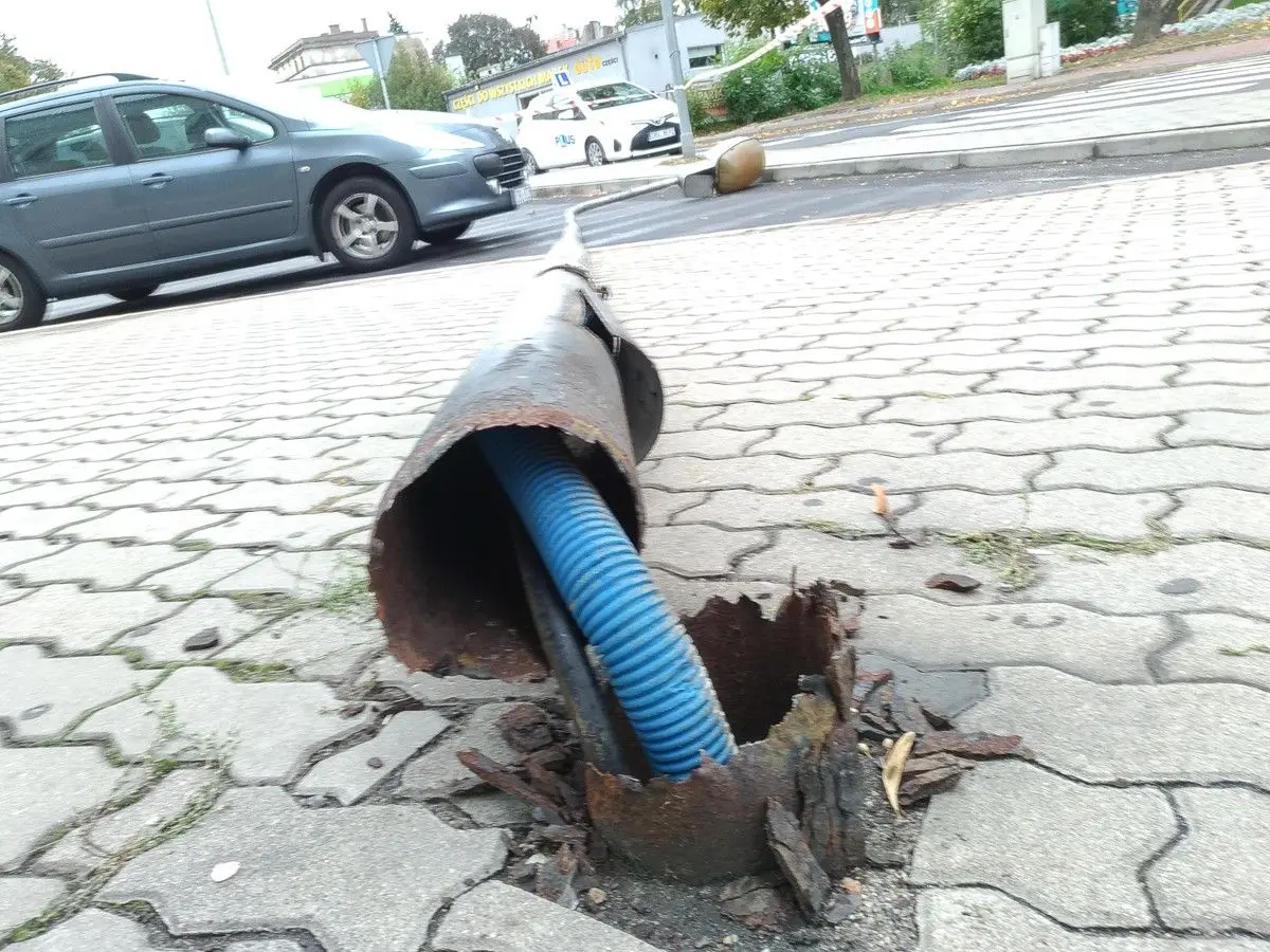 Wichura w Bolesławcu: latarnia spadła na auto