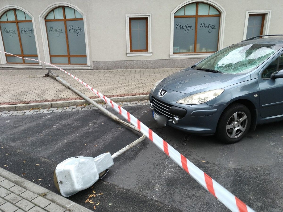 Wichura w Bolesławcu: latarnia spadła na auto