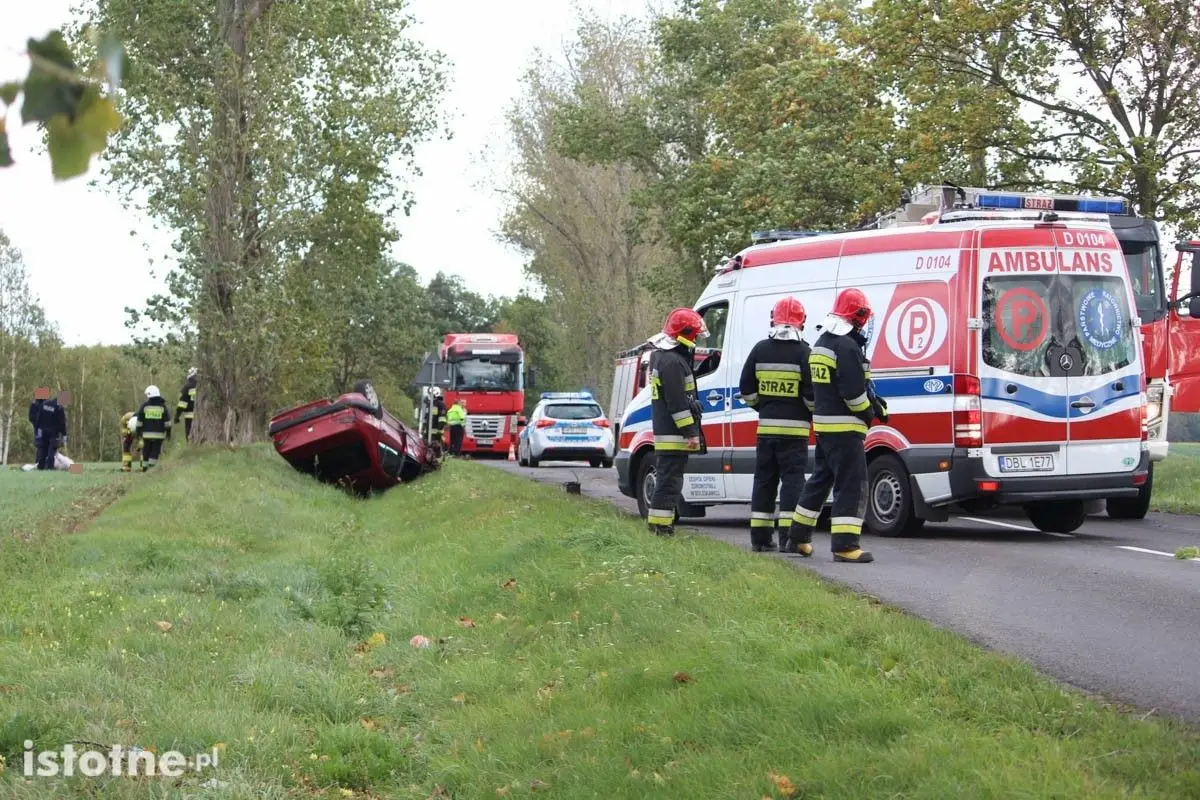 Pościg za autem i wypadek. Kierowca próbował staranować radiowóz