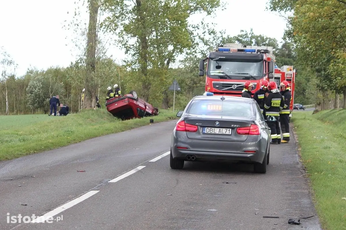 Pościg za autem i wypadek. Kierowca próbował staranować radiowóz