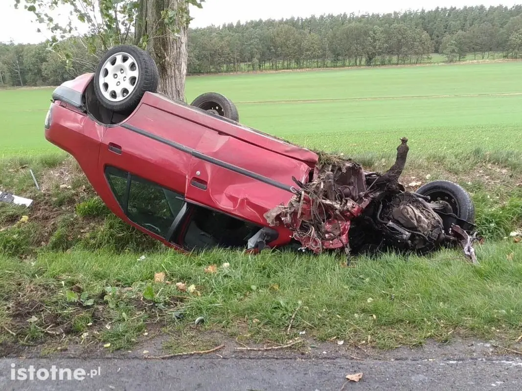 Pościg za autem i wypadek. Kierowca próbował staranować radiowóz