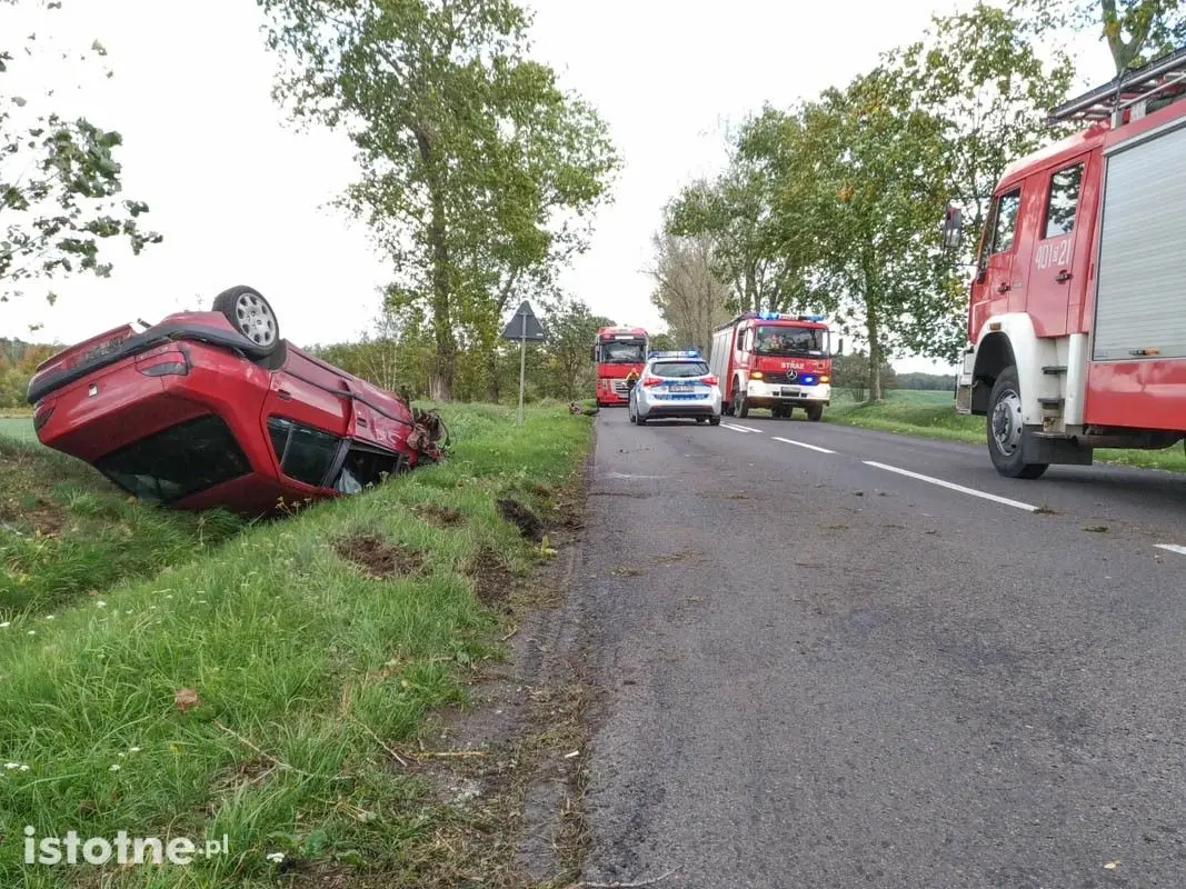Pościg za autem i wypadek. Kierowca próbował staranować radiowóz