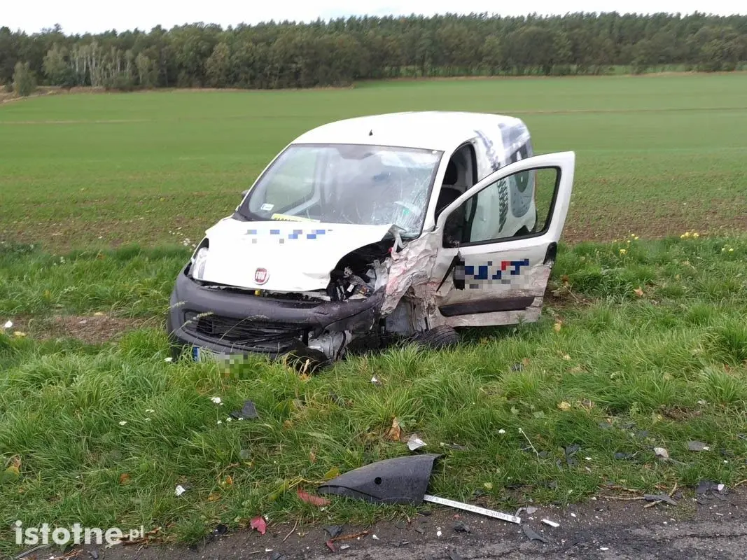 Pościg za autem i wypadek. Kierowca próbował staranować radiowóz