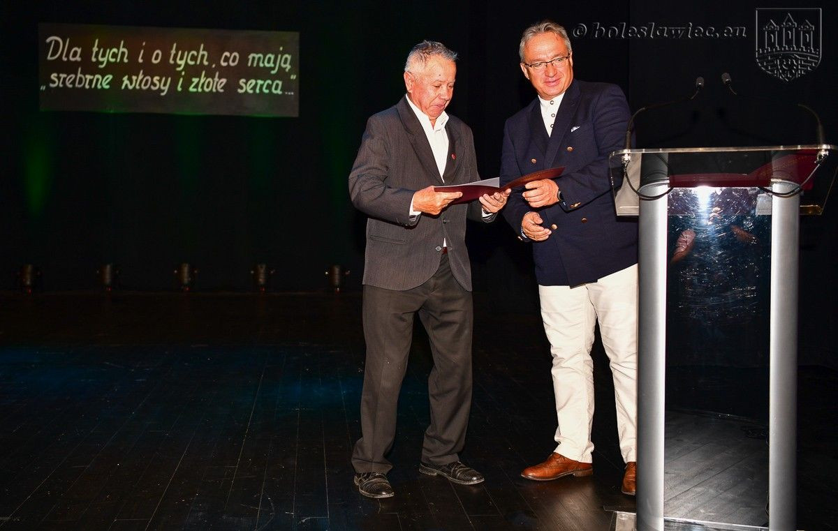 Mają „srebrne włosy i złote serca”. Seniorzy świętowali