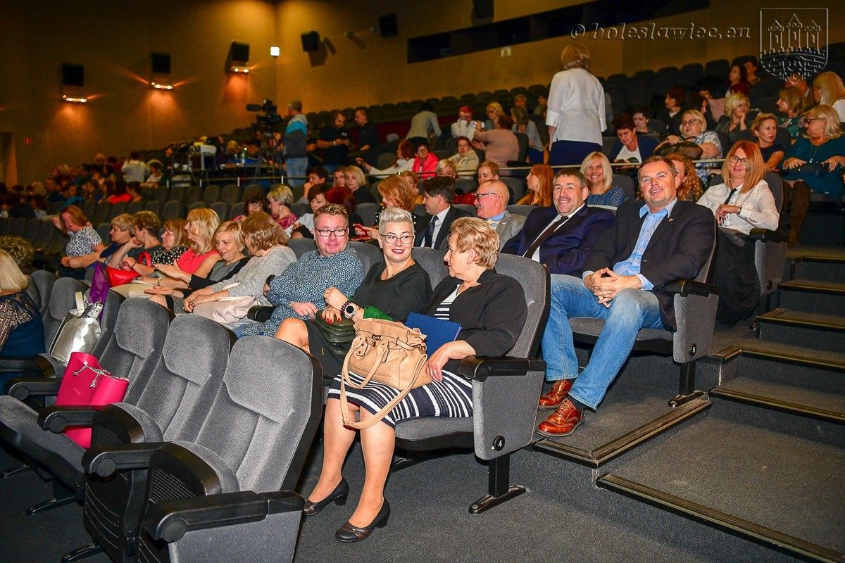Nauczyciele i dyrektorzy miejskich szkół uhonorowani