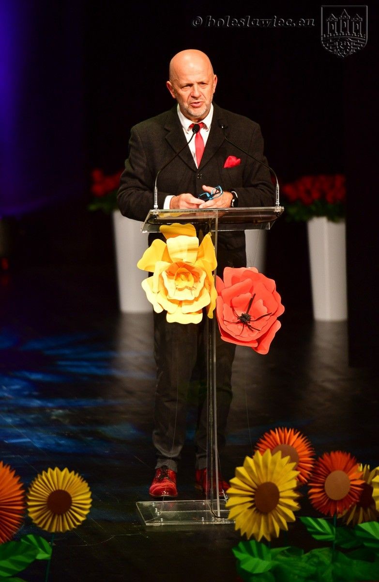 Nauczyciele i dyrektorzy miejskich szkół uhonorowani