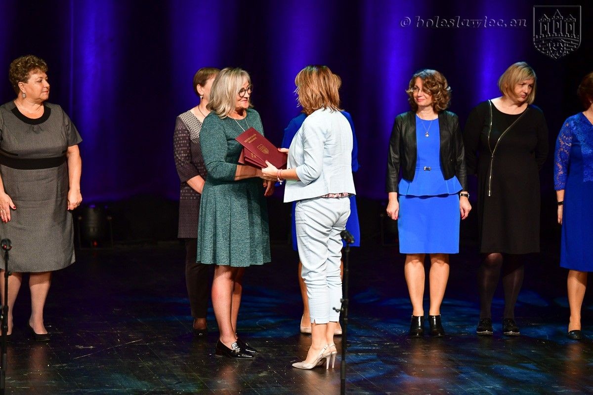 Nauczyciele i dyrektorzy miejskich szkół uhonorowani