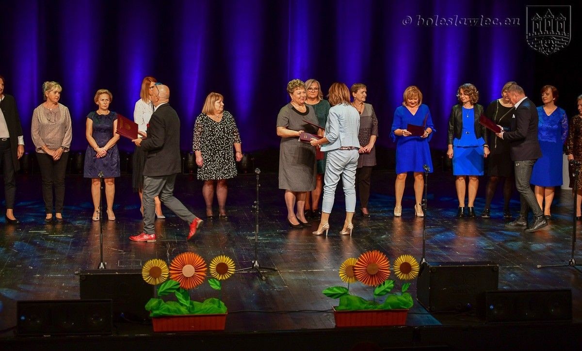 Nauczyciele i dyrektorzy miejskich szkół uhonorowani