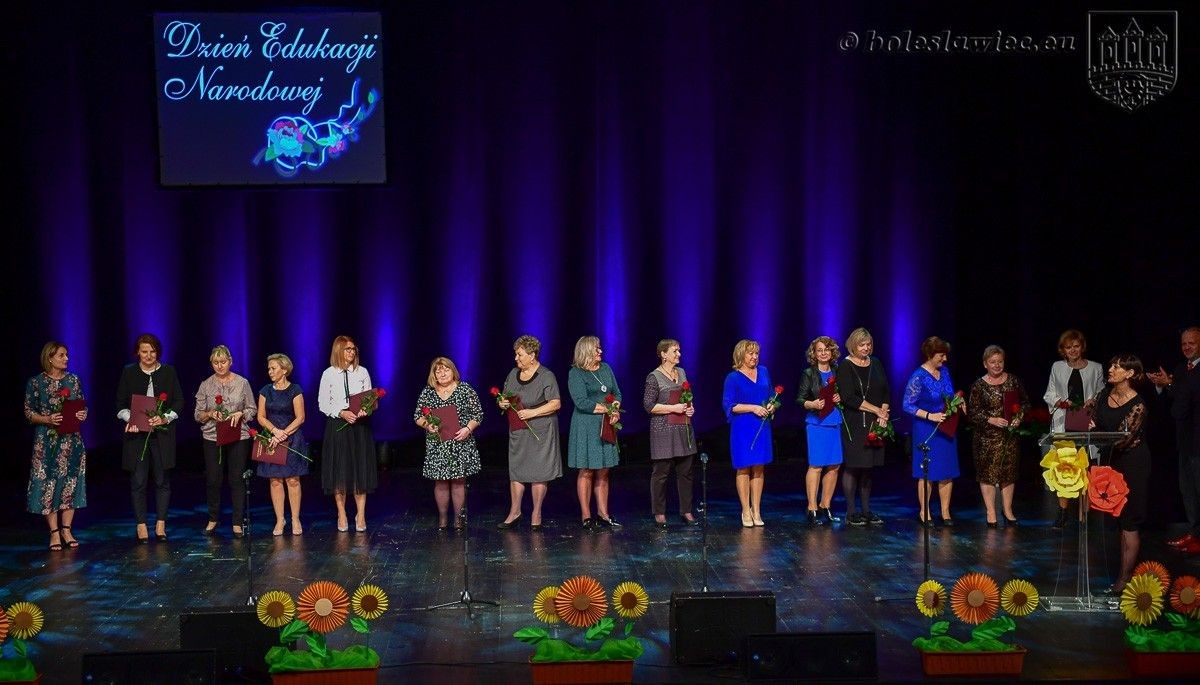 Nauczyciele i dyrektorzy miejskich szkół uhonorowani