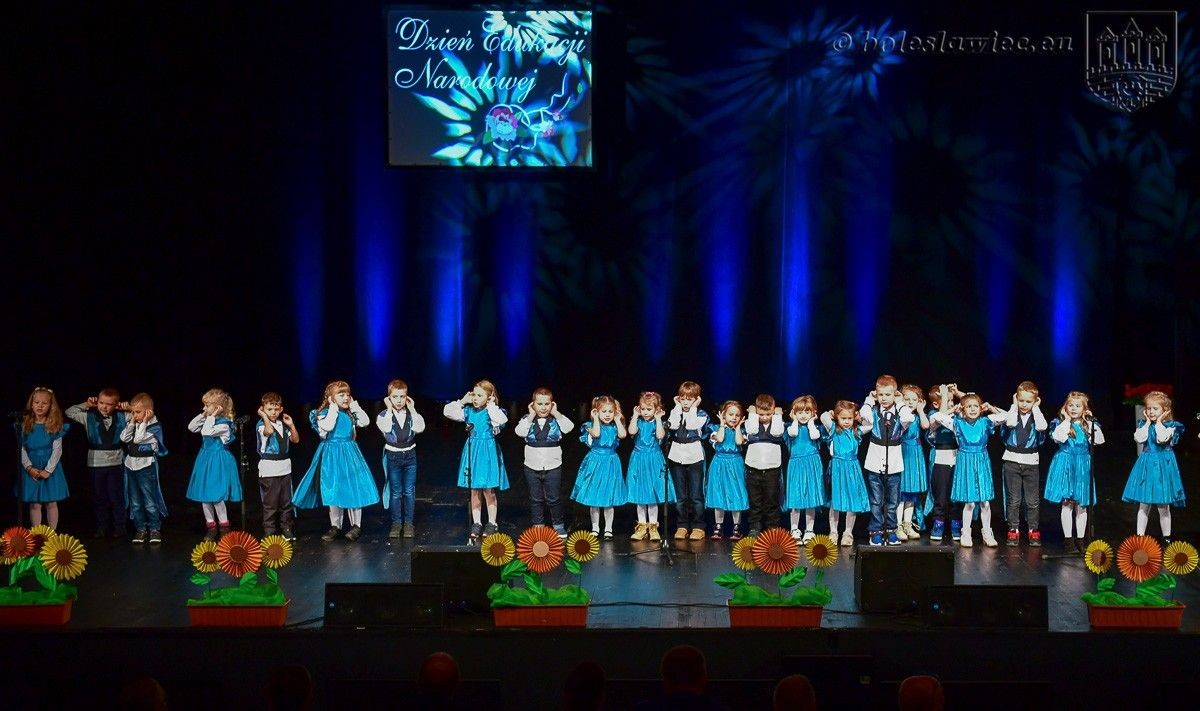 Nauczyciele i dyrektorzy miejskich szkół uhonorowani