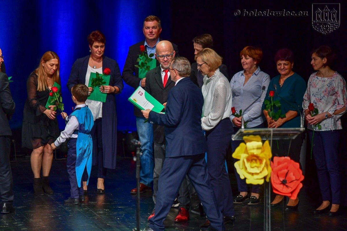 Nauczyciele i dyrektorzy miejskich szkół uhonorowani