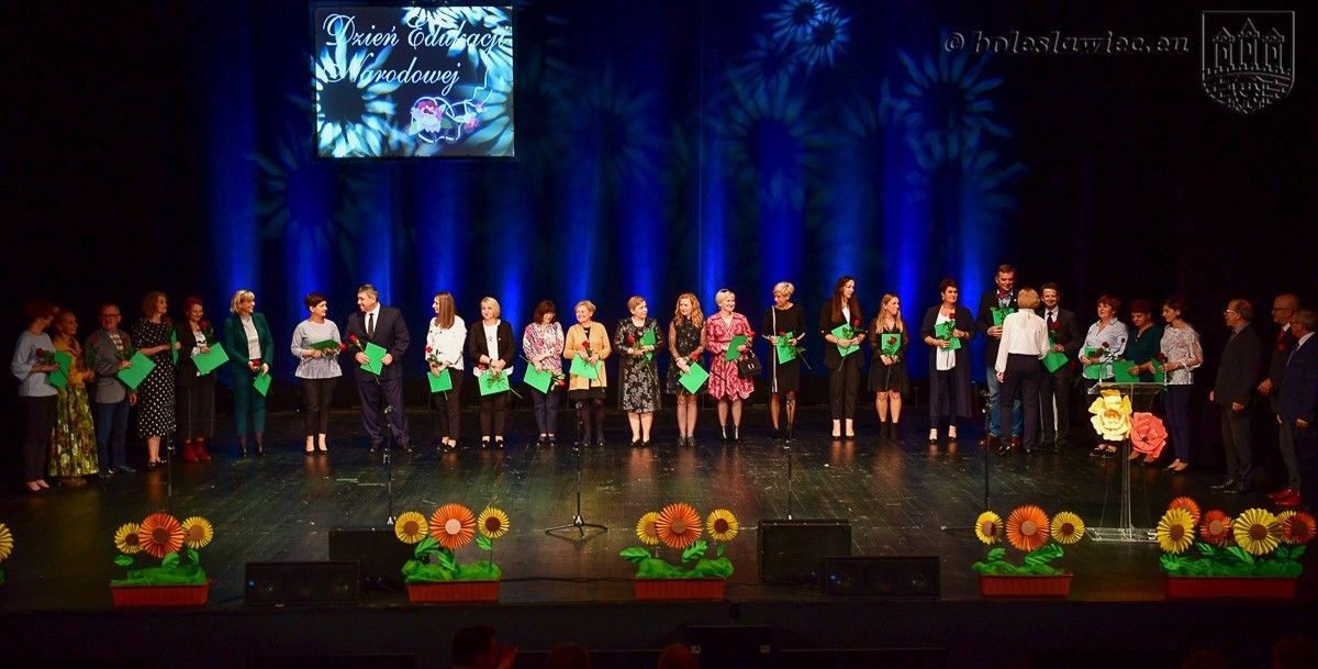 Nauczyciele i dyrektorzy miejskich szkół uhonorowani