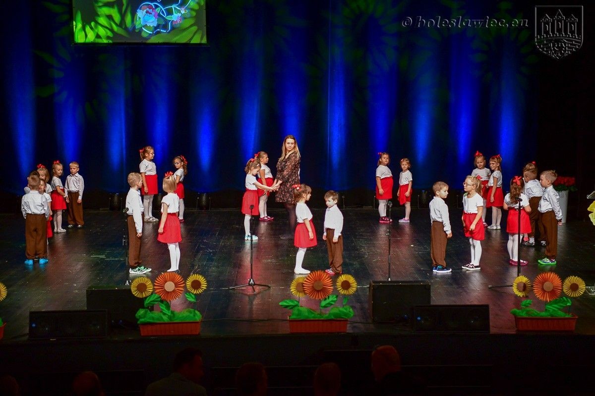 Nauczyciele i dyrektorzy miejskich szkół uhonorowani