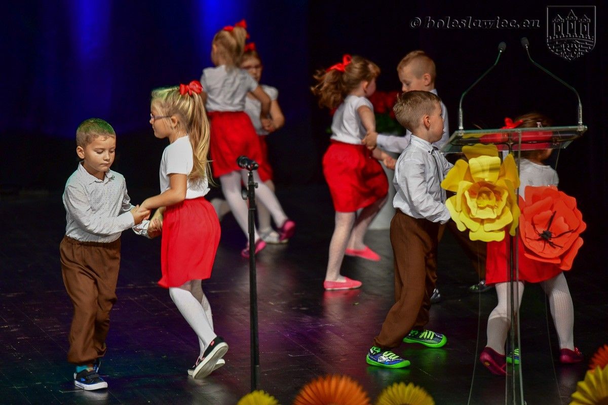 Nauczyciele i dyrektorzy miejskich szkół uhonorowani