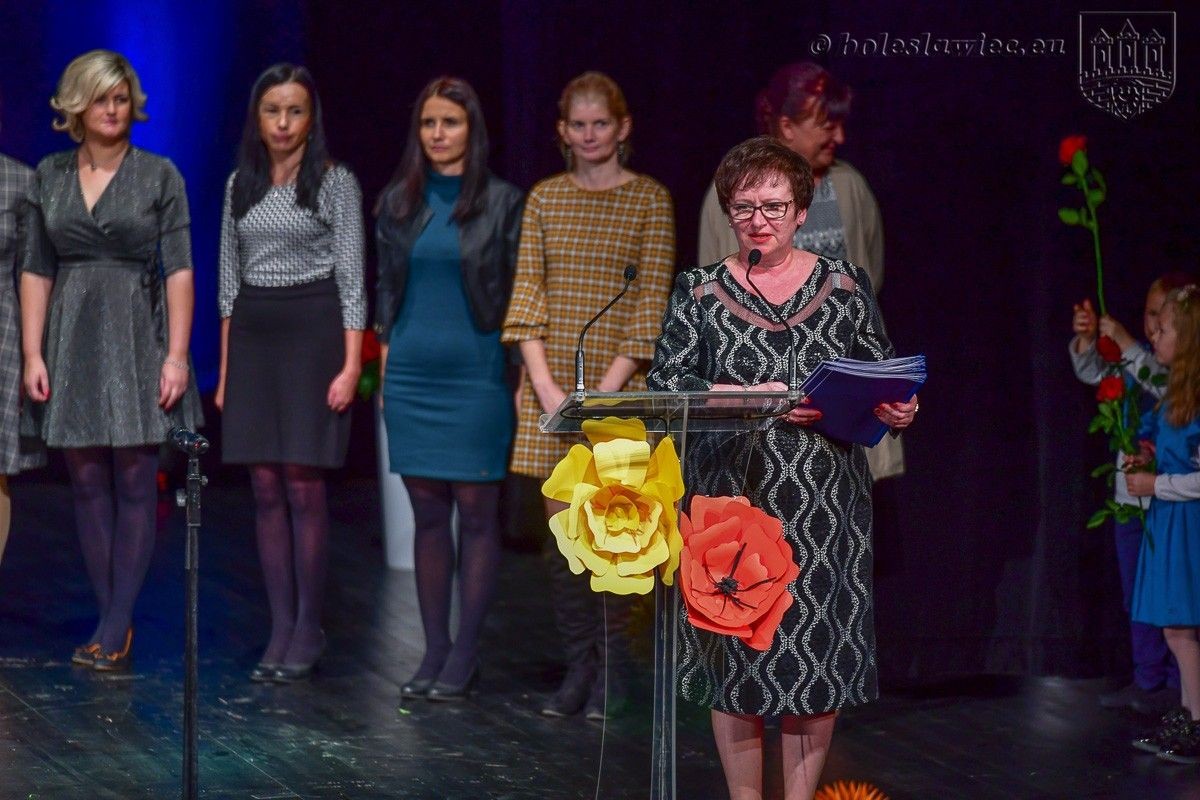 Nauczyciele i dyrektorzy miejskich szkół uhonorowani