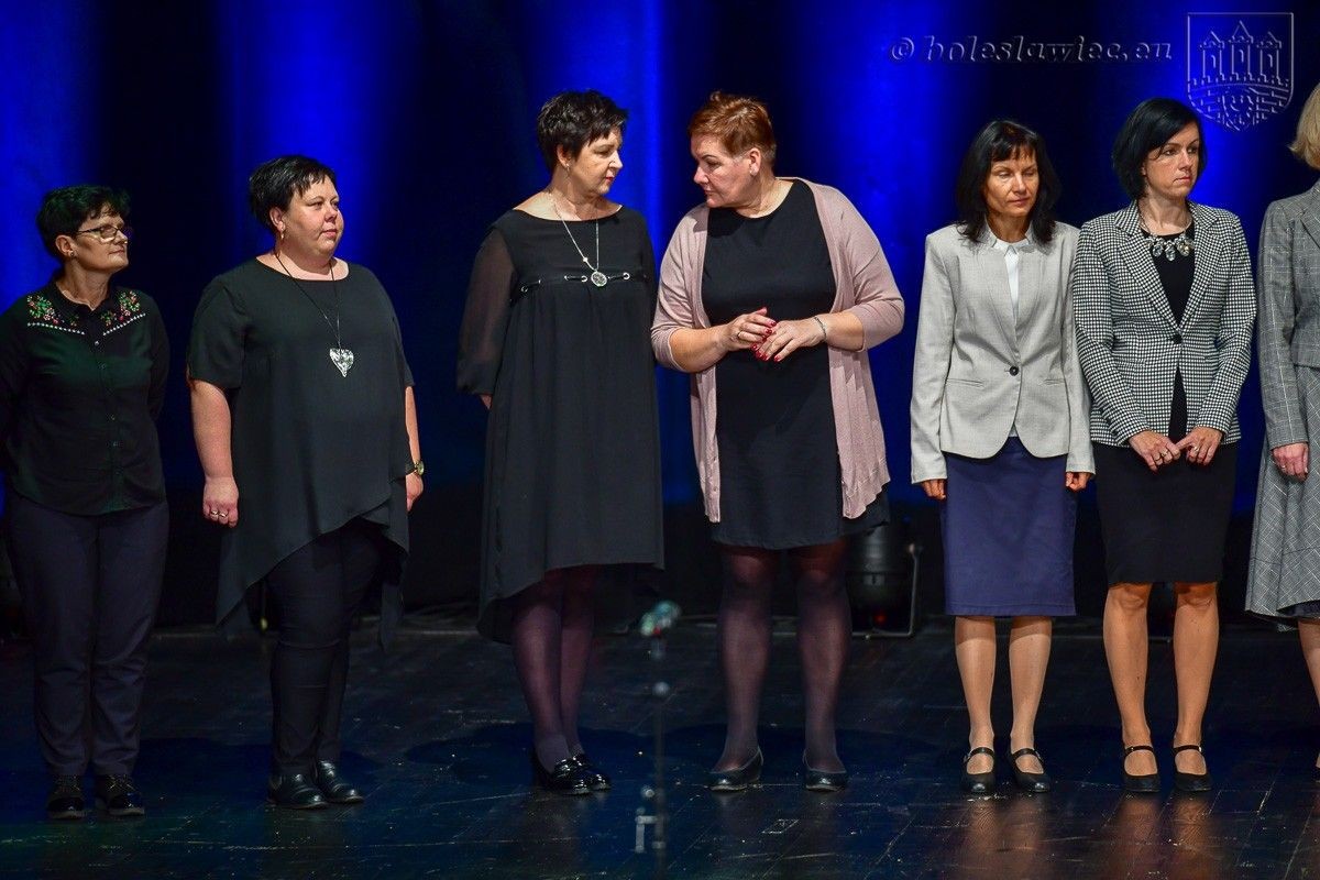 Nauczyciele i dyrektorzy miejskich szkół uhonorowani