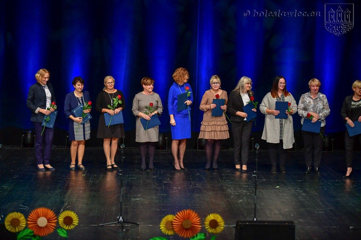 Nauczyciele i dyrektorzy miejskich szkół uhonorowani