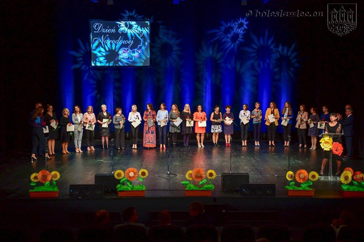 Nauczyciele i dyrektorzy miejskich szkół uhonorowani