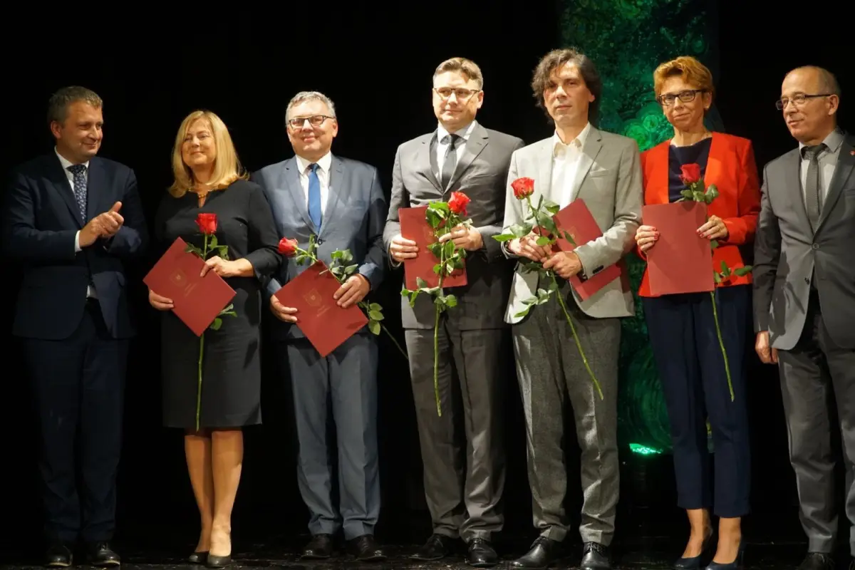 Nauczyciele z powiatowych szkół uhonorowani