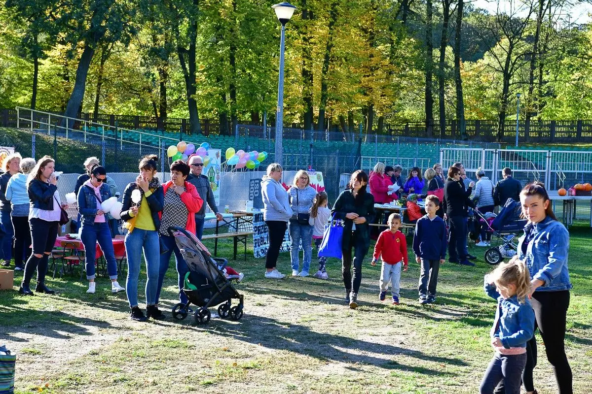 Позаду пікнік дошкільнят