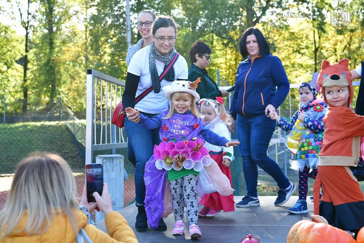 Позаду пікнік дошкільнят